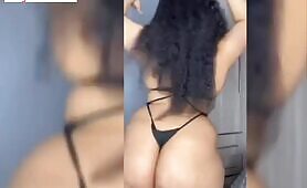 Massive Thick Escort Showing Off