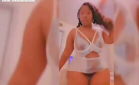 Thick Baddie Showing Her Gigantic Butt