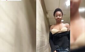 Lady Strips Her Top To Flaunt Her Titties