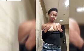 Lady Strips Her Top To Flaunt Her Titties